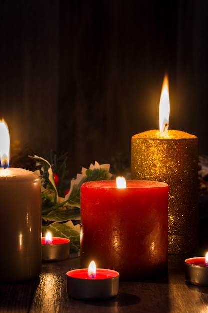 Velas de Navidad en mesa de madera. Luz tenue.