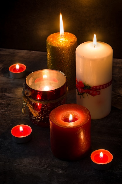 Velas de Navidad en mesa de madera. Luz tenue.