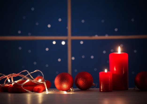 Velas de navidad en la ventana de noche