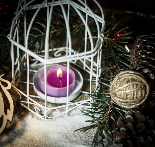 velas navideñas y accesorios festivos en un fondo negro