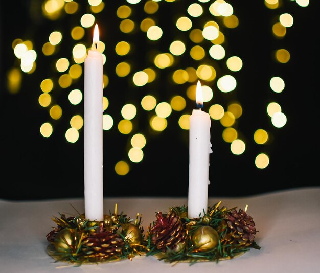 Foto velas navideñas y bokes de luz nocturna.