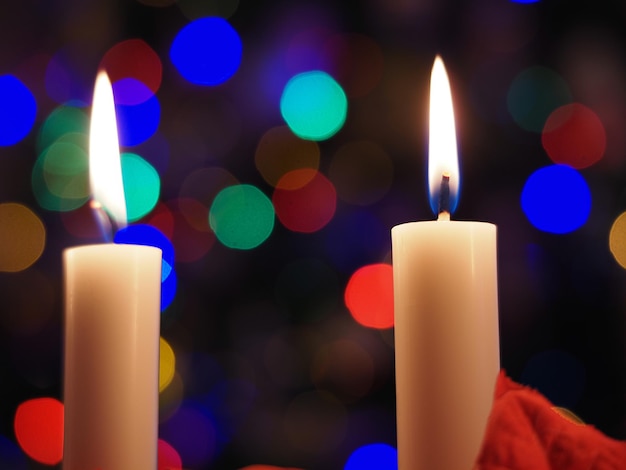 velas navideñas en la mesa