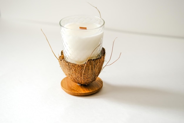 Velas perfumadas hechas a mano en un vaso con tapa de madera Vela de coco Velas para la casa vela sobre fondo blanco