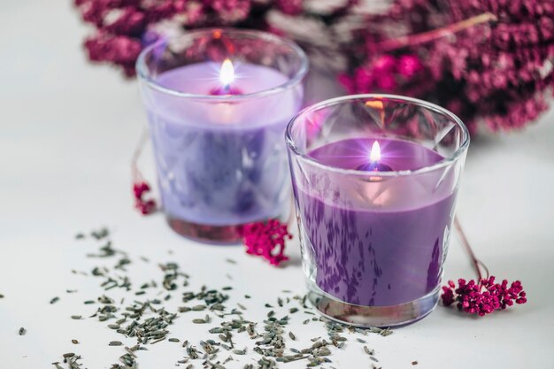 Velas perfumadas roxas aromáticas com decoração de lavanda