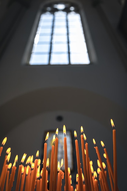 Velas de primer plano en el templo sobre un fondo borroso