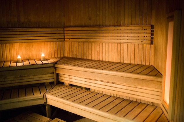 Velas que iluminam em uma sauna