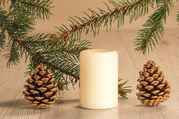 Velas y ramas de abeto natural con conos como adorno navideño