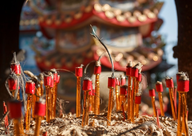 Velas rituais chinesas após a cerimônia no templo.