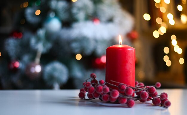 Las velas rojas de Navidad ardiendo para el Adviento