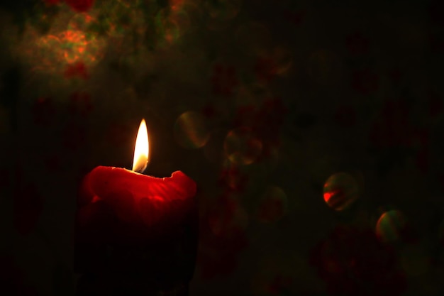 Velas rojas sobre fondo bokeh