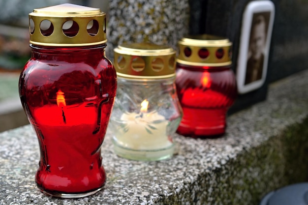 Velas rojas sobre una mesa de piedra