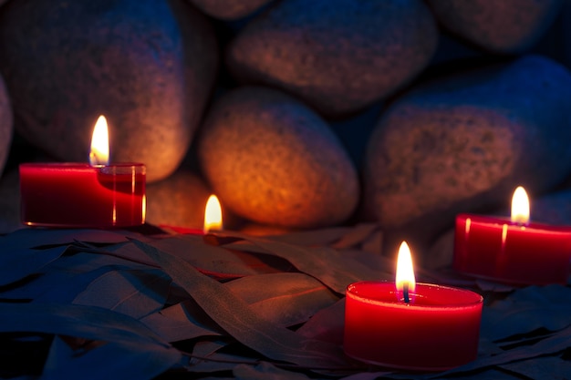 Velas são acesas no fundo das pedras da sauna. Preparando-se para o balneário da cerimônia