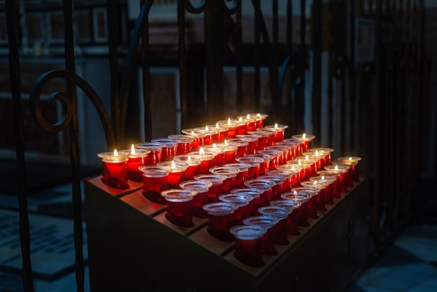 Velas en un soporte dentro de una iglesia católica