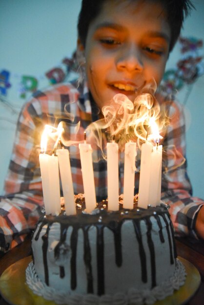 Foto velas de té en el pastel de cumpleaños