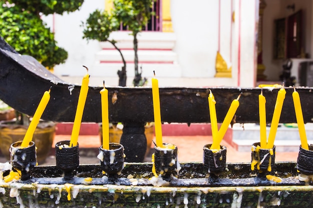 Foto velas en el templo del budismo tailandia