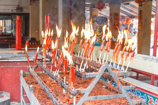 Foto velas en el templo.