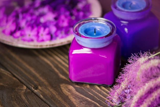 Velas violetas e azuis em um fundo de madeira