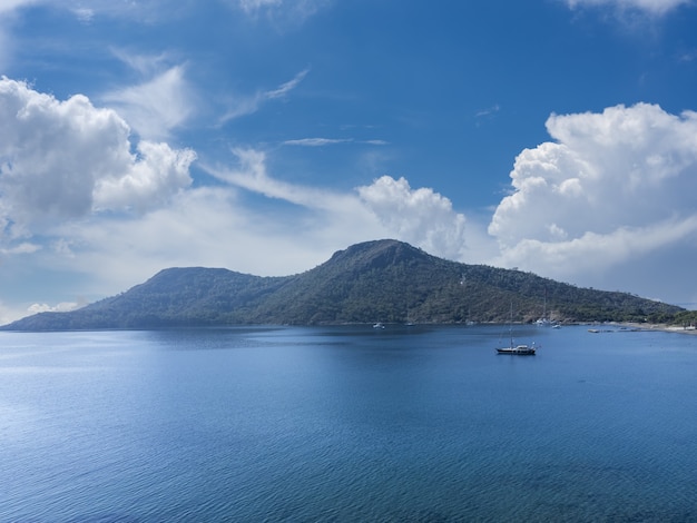 Veleiro clássico ancorado no Mar Egeu