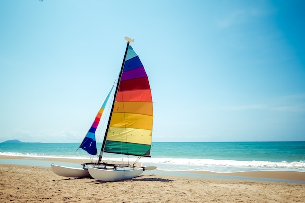 Veleiro colorido na praia tropical no verão