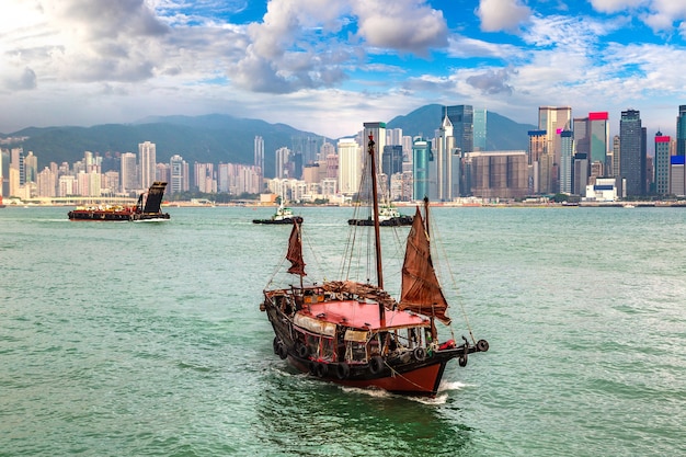 Veleiro de madeira chinês tradicional no porto victoria em hong kong