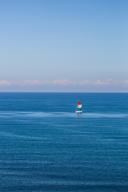 Veleiro no oceano