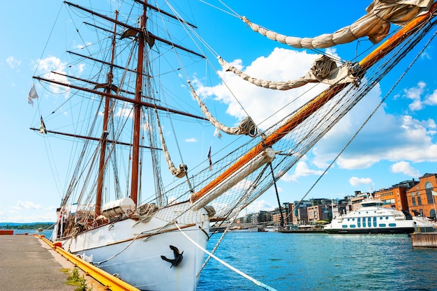 Veleiro no porto de oslo, noruega