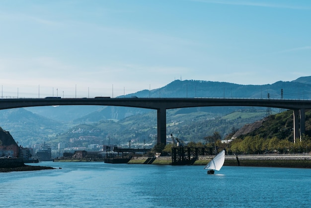 Veleiro no rio Nervion perto de Bilbao País Basco Espanha