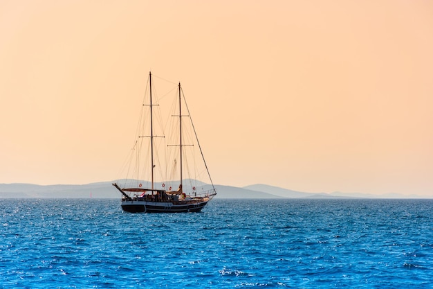 Veleiro solitário navega no mar ao amanhecer bela paisagem