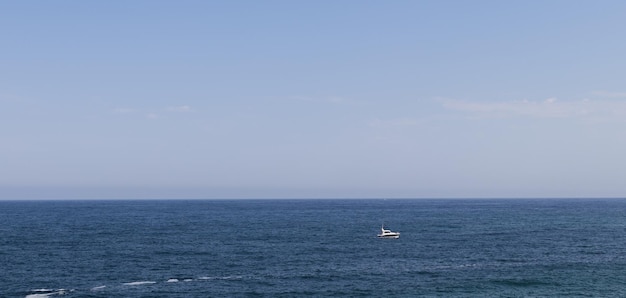 Veleiro sozinho no oceano