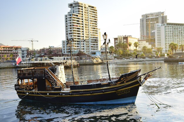 Veleiro vintage na marina no porto de Antofagasta Chile