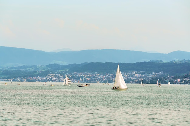 Veleiros no Lago de Zurique, Suíça