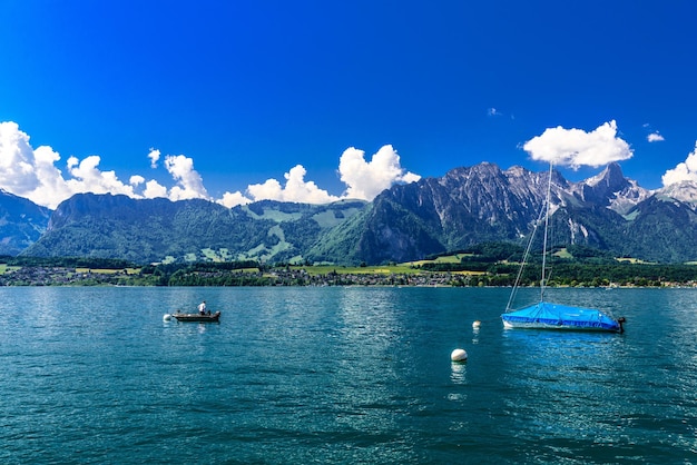 Veleiros no Lago Thun Thunersee Bern Suíça