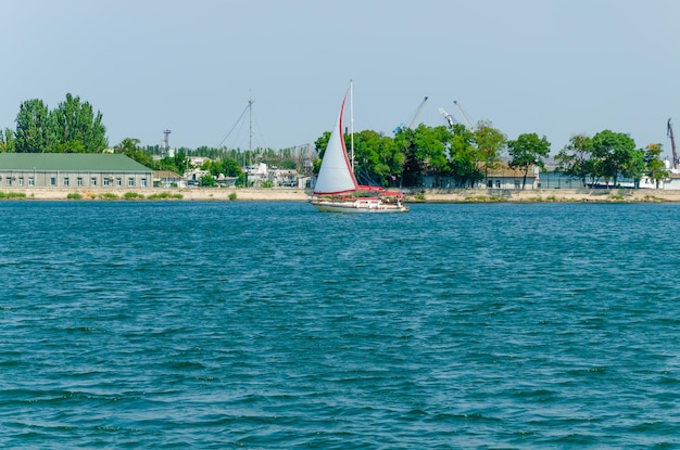 Un velero en el agua con un edificio al fondo