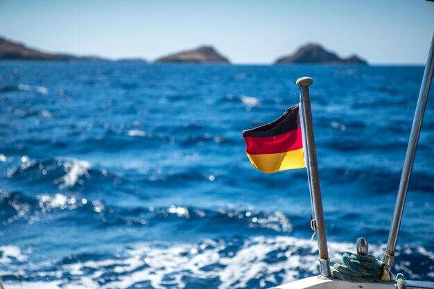 Foto velero alemán en el mar contra el cielo azul