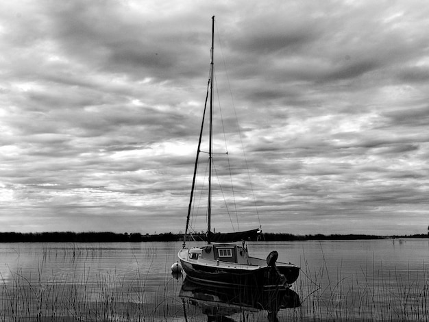 Foto el velero amarrado en el lago contra el cielo