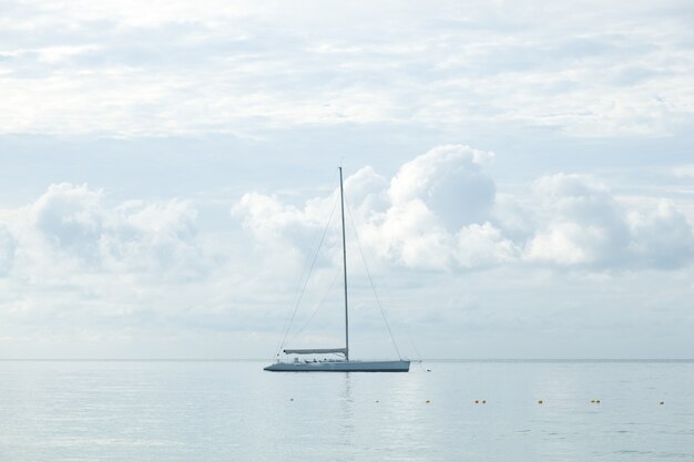 Velero amarrado en el mar