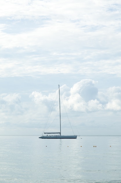 Velero amarrado en el mar