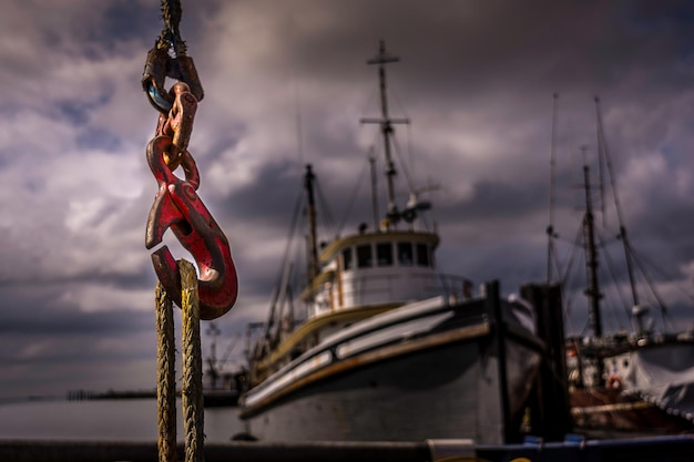 Foto velero amarrado en el puerto contra el cielo