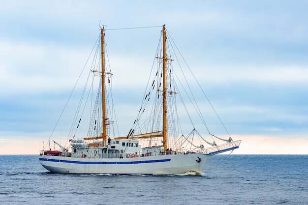 Velero blanco procedente del mar Báltico, Europa