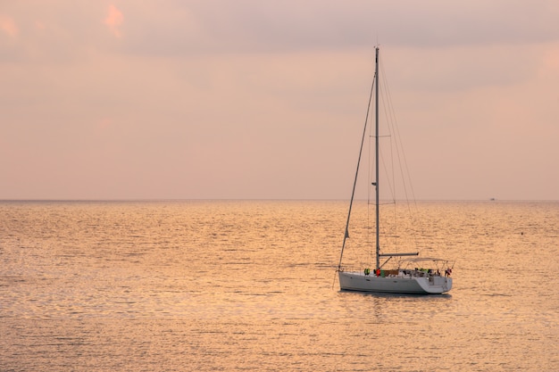 Foto velero blanco del turista con el cielo del atardecer en el área del mar tailandés de ao alrededor de haad bangbao.