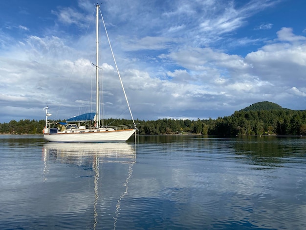 Velero en una cala hermosa y tranquila con cielos azules Ubicado en Winter Cove Isla de Vancouver