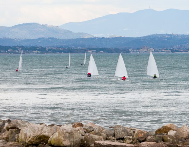 Velero de carreras en el mar.