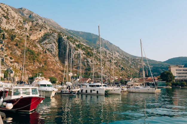 Velero cerca del casco antiguo de la bahía de kotor