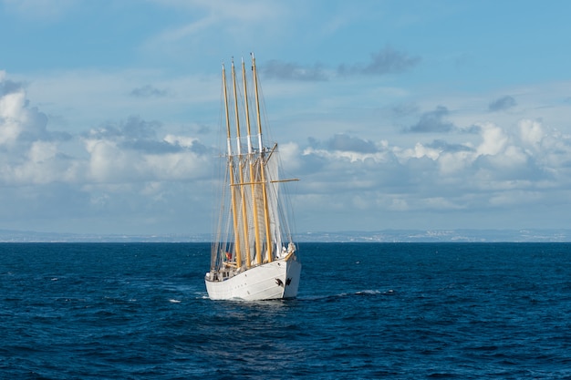 Velero con cuatro velas blancas.