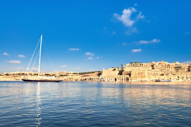 Velero entra en la bahía de Grand Valetta en un día brillante