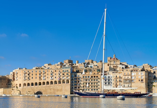 Velero entra en la bahía de Grand Valetta en un día brillante