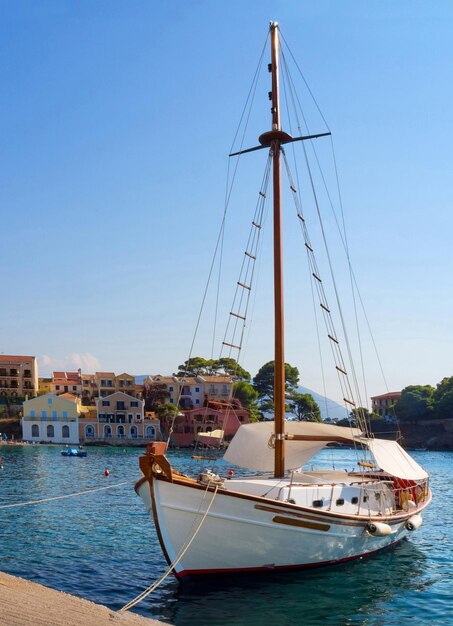 Velero frente a la costa en un día soleado en el Mar Jónico en la isla de Cefalonia en Grecia