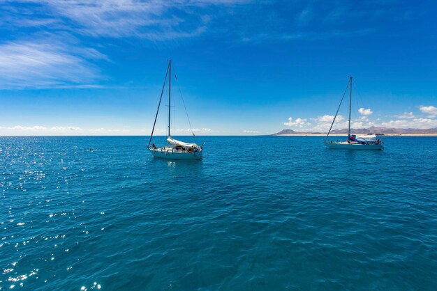 Velero frente a la costa de la Isla de Lobos, Fuerteventura, Islas Canarias