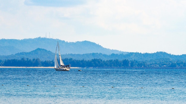 Velero fuera del escudo en el Palau Kapas