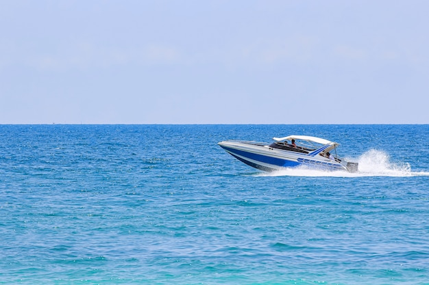 Velero, lancha rápida, yate en el mar